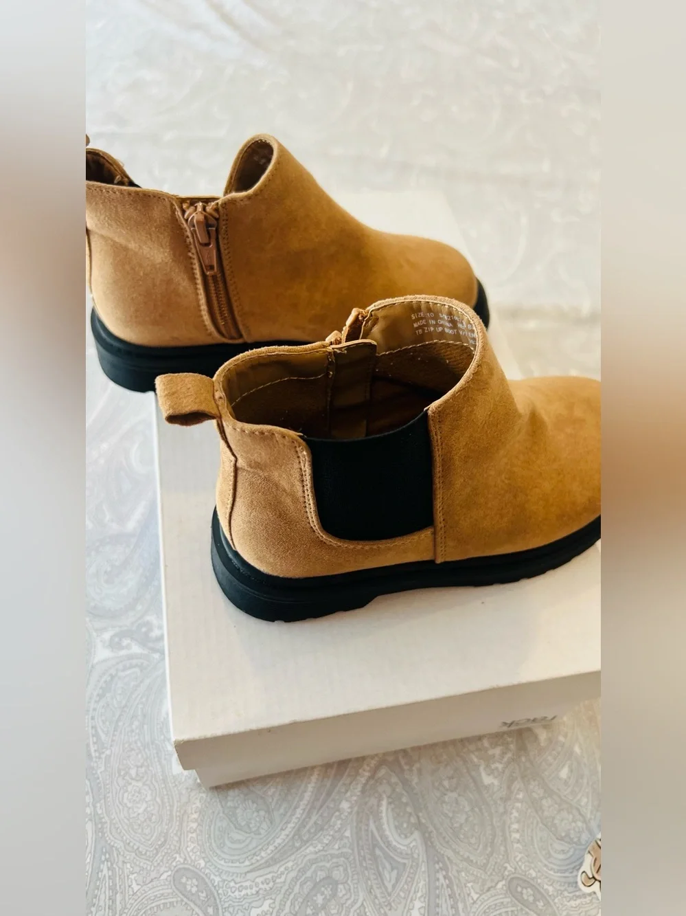 Tan camel 🐪 colored Suede Chelsea girls Booties W Black Soles & zipper size 10